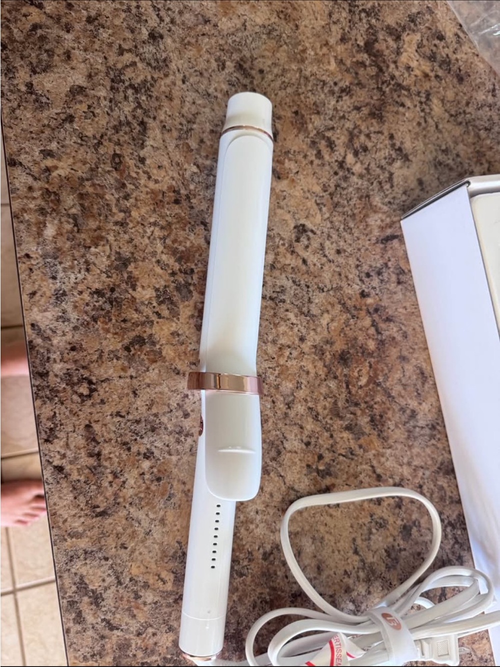 T3 SinglePass Curl X 1½" Curling Iron - White with Rose Gold Trim - Picture 4 of 5